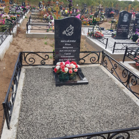 Вертикальный памятник для семейного захоронения