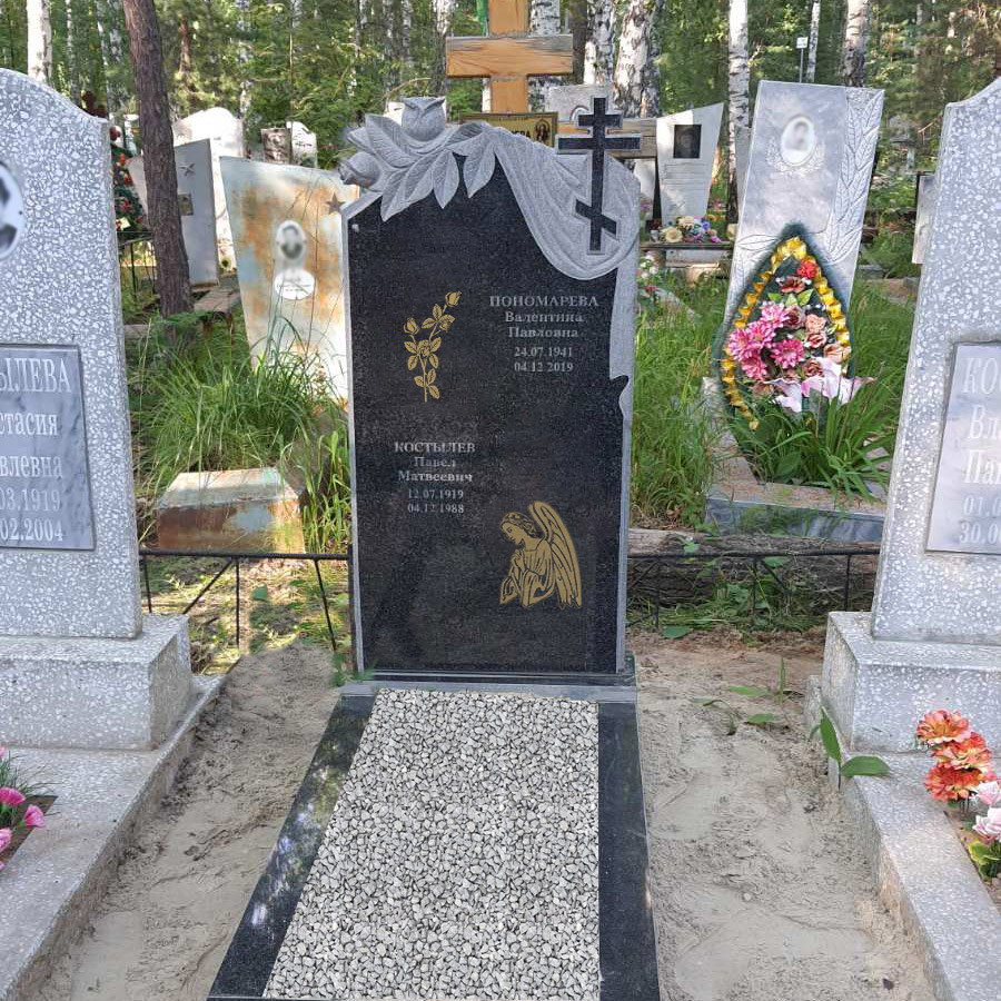 Вертикальный памятник с золотым рисунком