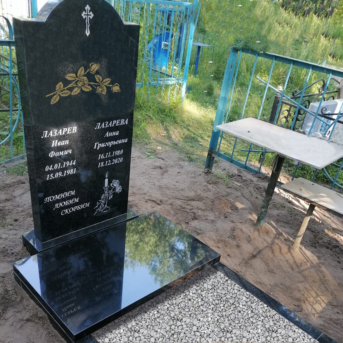 Вертикальный памятник с двумя фамилиями без портретов
