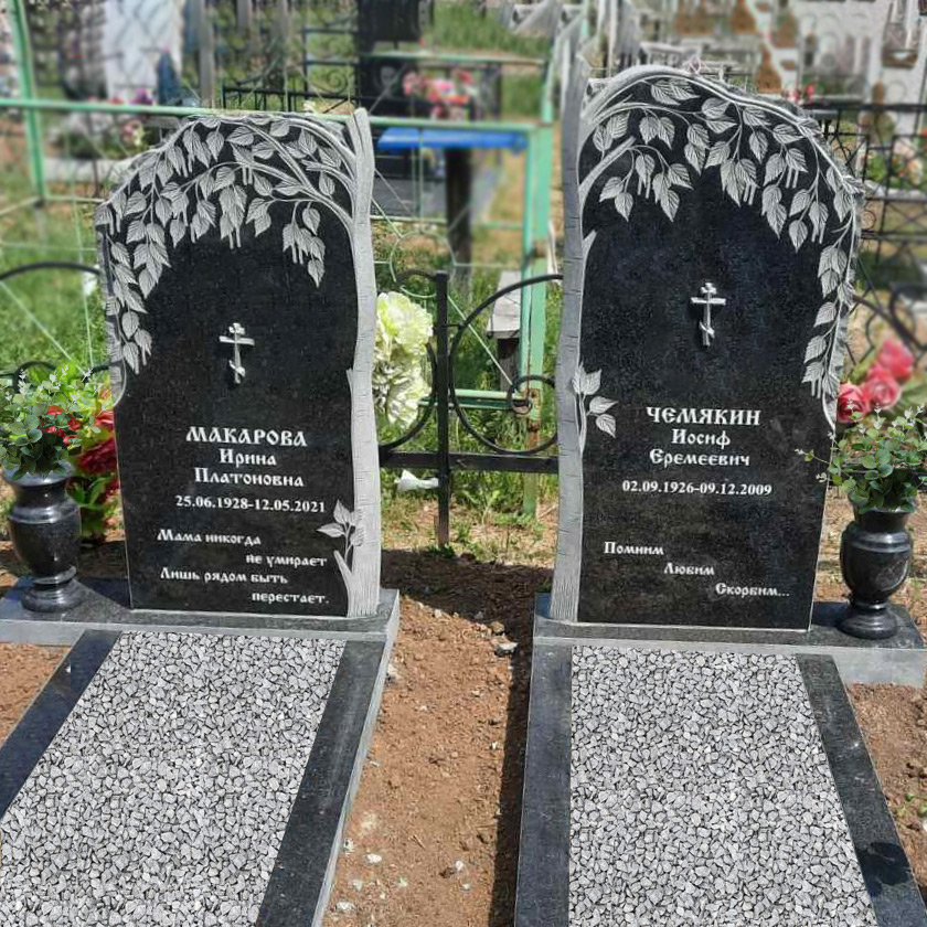 Два памятника с берёзами