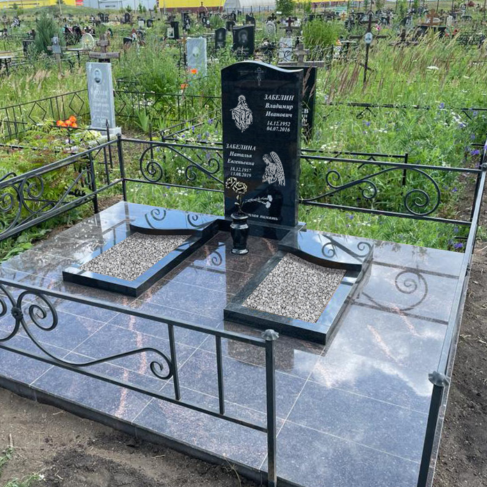 Общий вертикальный памятник с двумя цветниками