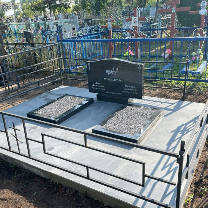 Классический горизонтальный памятник на двоих с оградой