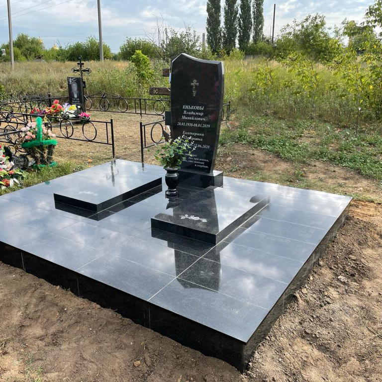 Общий вертикальный памятник геометричной формы