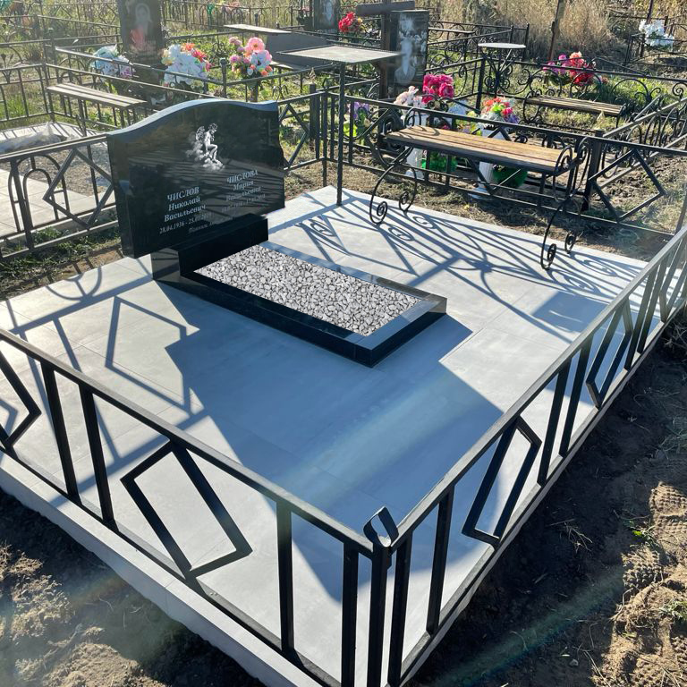 Горизонтальный памятник без портретов после установки
