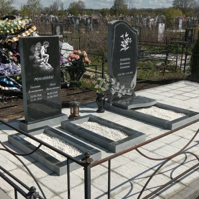 Два памятника с тремя цветниками, вазой и лампадой