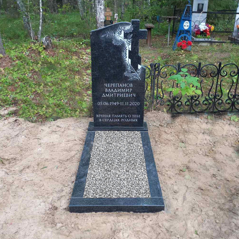 Строгий памятник с крестом без портрета