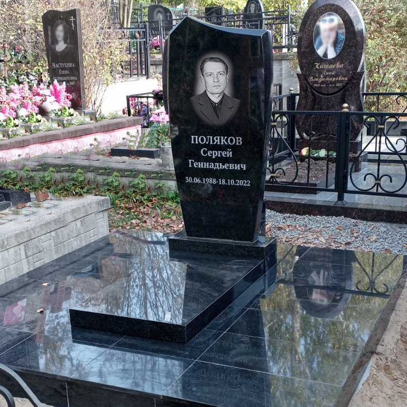 Памятник для мужчины в форме геометричной волны