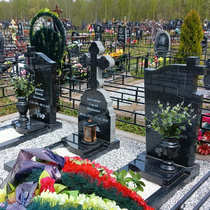 Памятник в виде креста с установкой