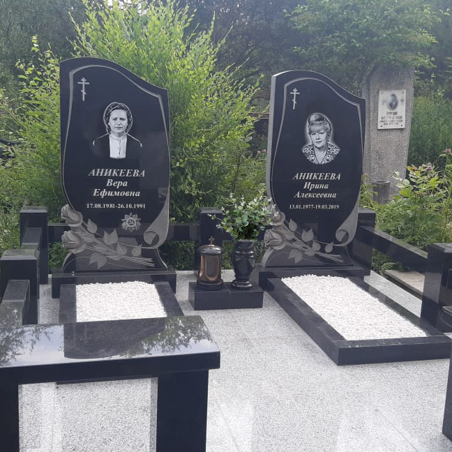 Два памятника в форме свитков с розами