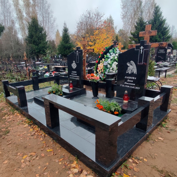 Мемориальный комплекс с оградой