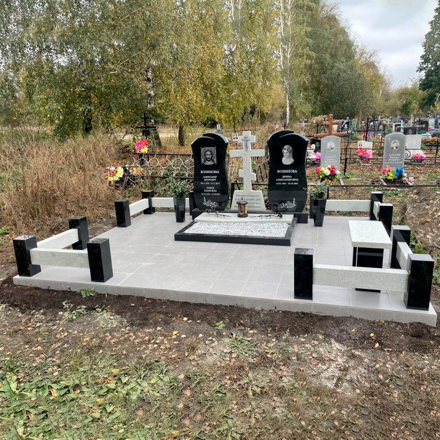 Мемориальный комплекс с оградой