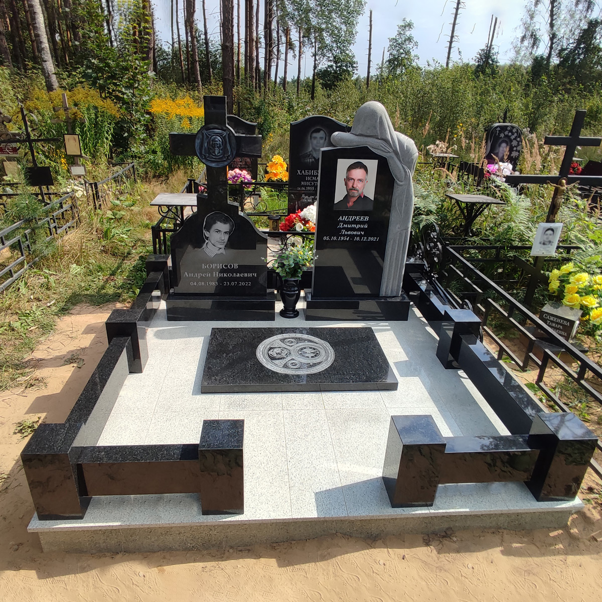 Мемориальный комплекс на могилу