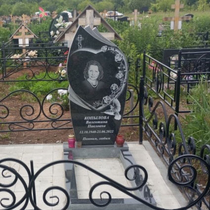 Памятник в виде сердца и выгравированными цветами