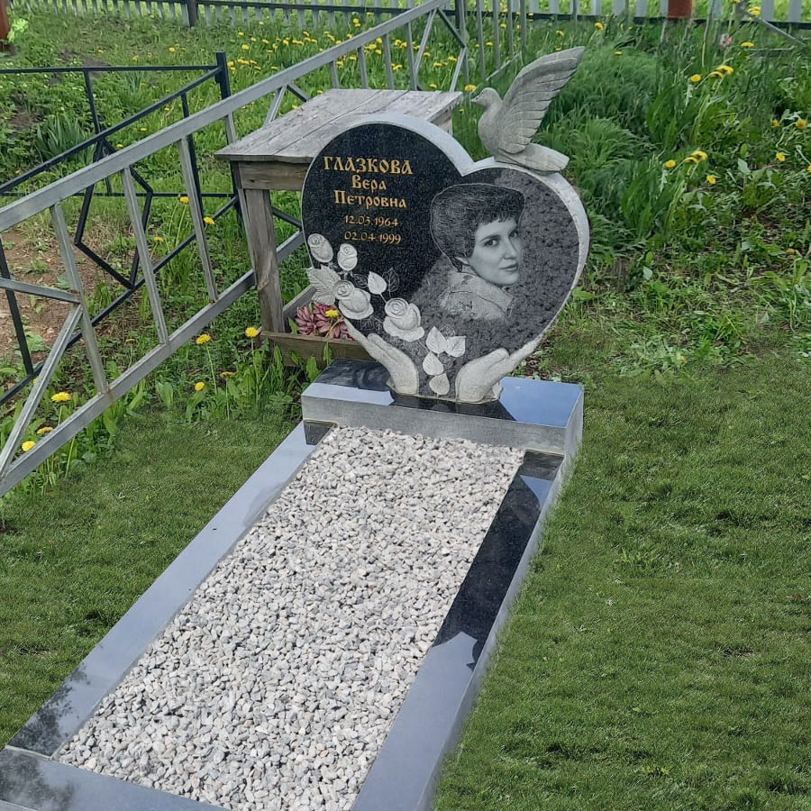 Красивая женская модель памятника из ганита винга с цветами у основания