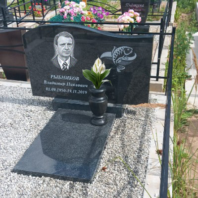 Горизонтальный памятник для мужчины с вершиной-волной