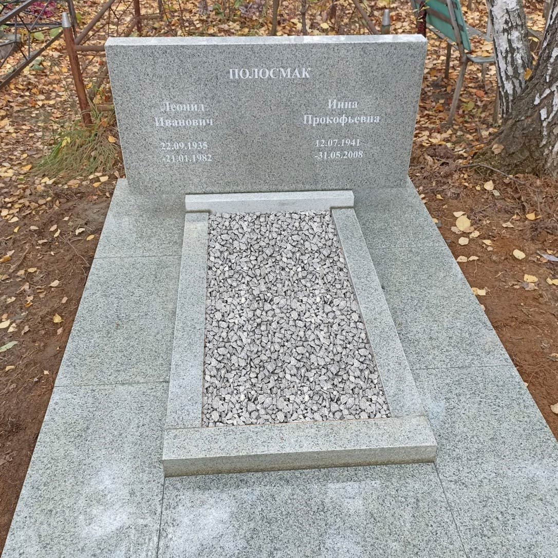 Памятник из серого гранита на двоих