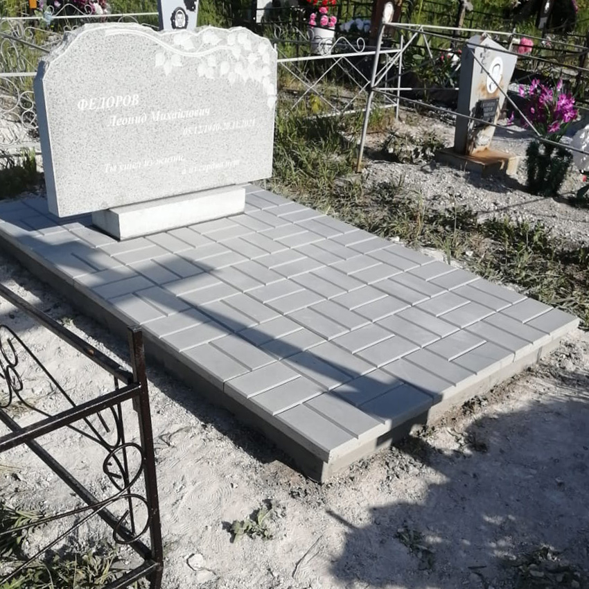 Готовый памятник из серого гранита с берёзой