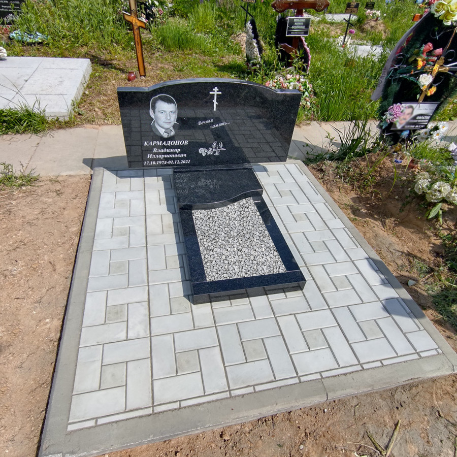 Памятник мужчине в форме арки с портретом