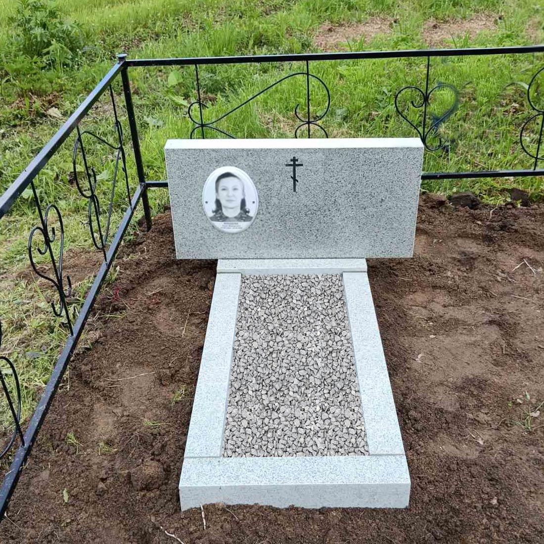 Памятник для женщины с керамическим портретом из серого гранита