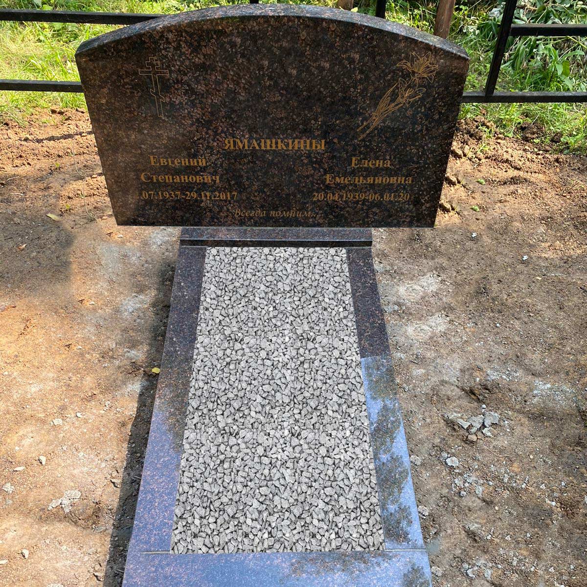 Семейный памятник из коричневого гранита