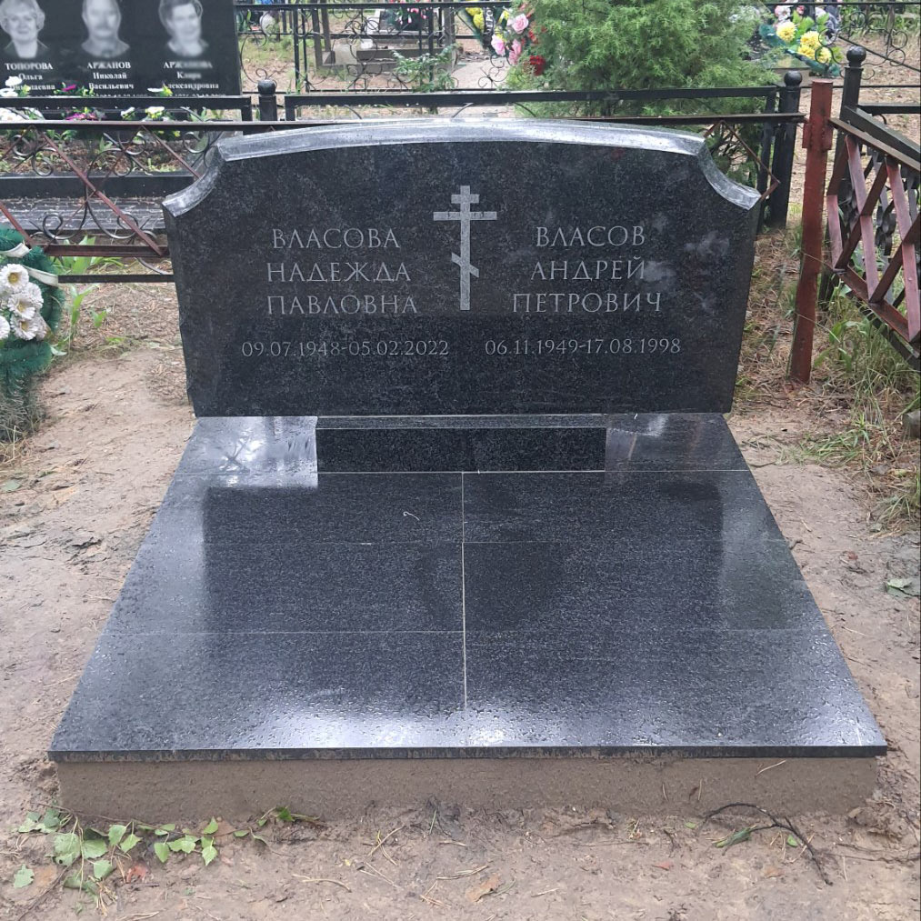 Фигурный семейный памятник с крестиком после установки