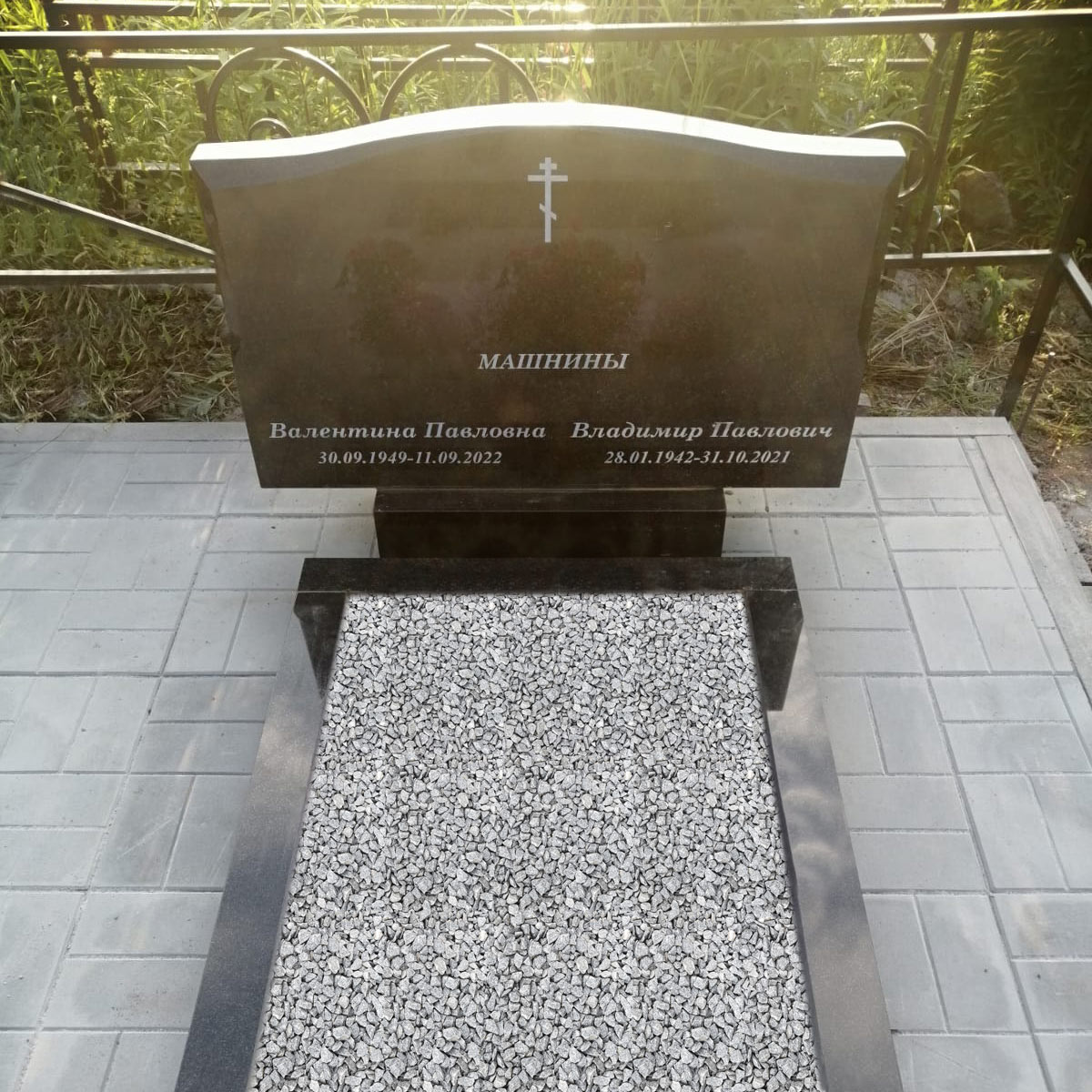 Памятник с крестиком на двоих без портретов