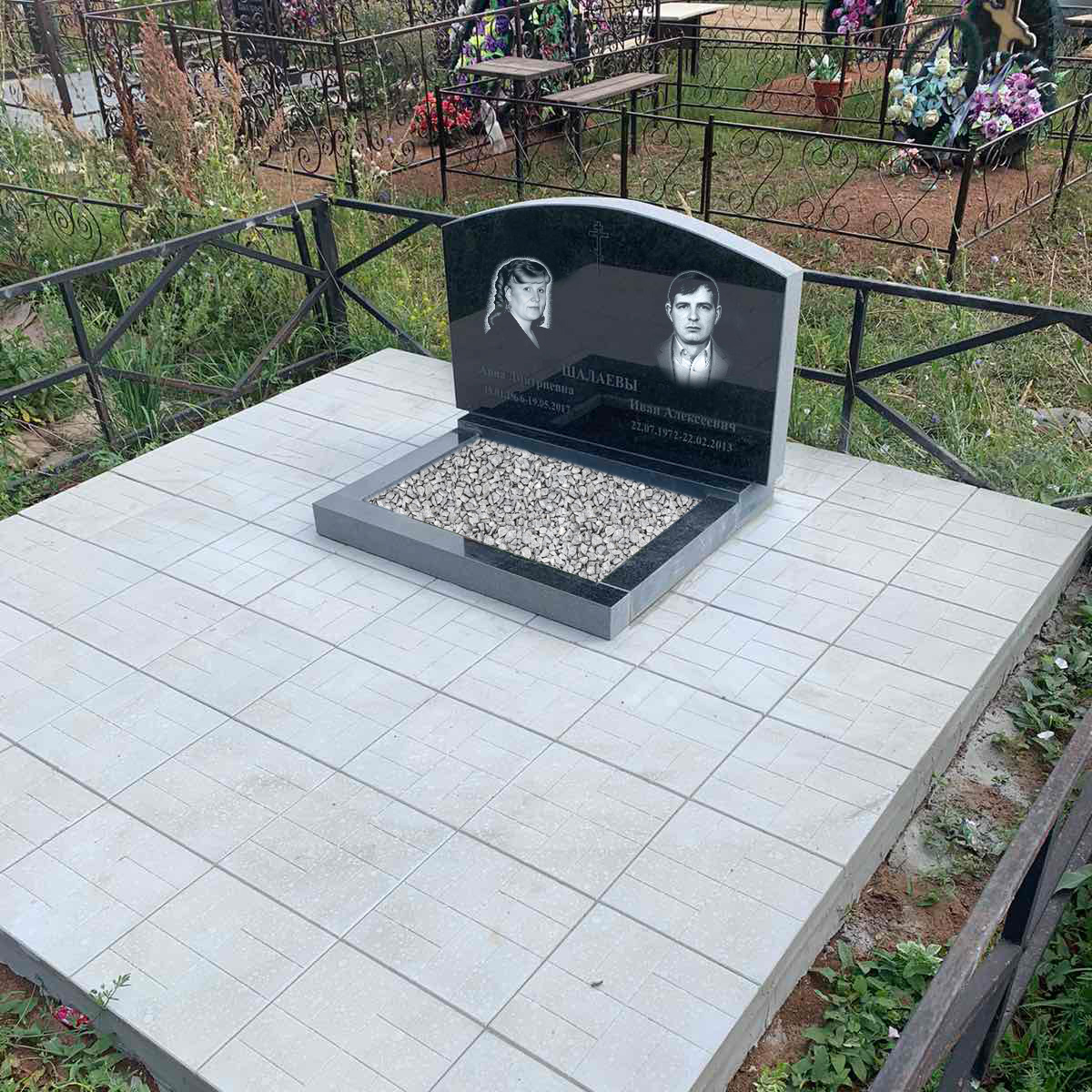 Памятник на двоих с двумя портретами