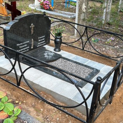 Фигурный горизонтальный памятник с вазой