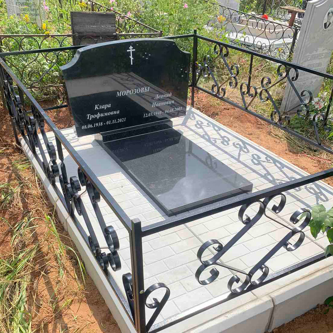 Горизонтальный памятник с закрытой плитой