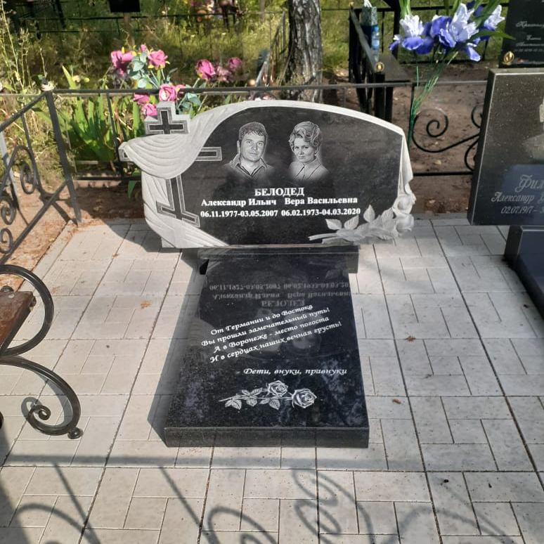 Горизонтальный резной памятник из гранита