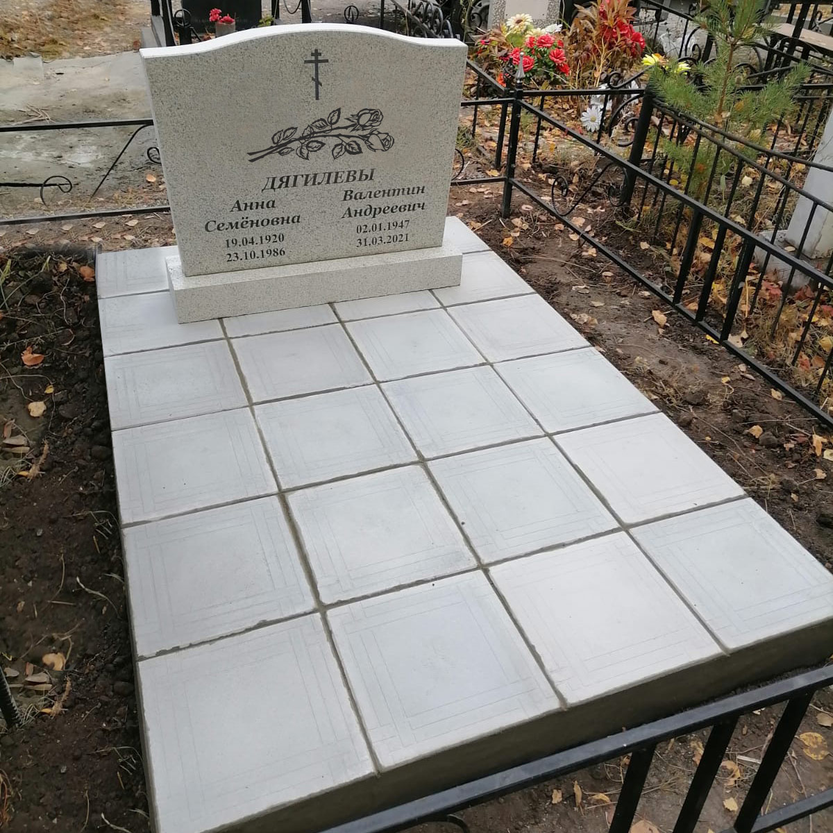 Семейный памятник для мужчины и женщины с крестом