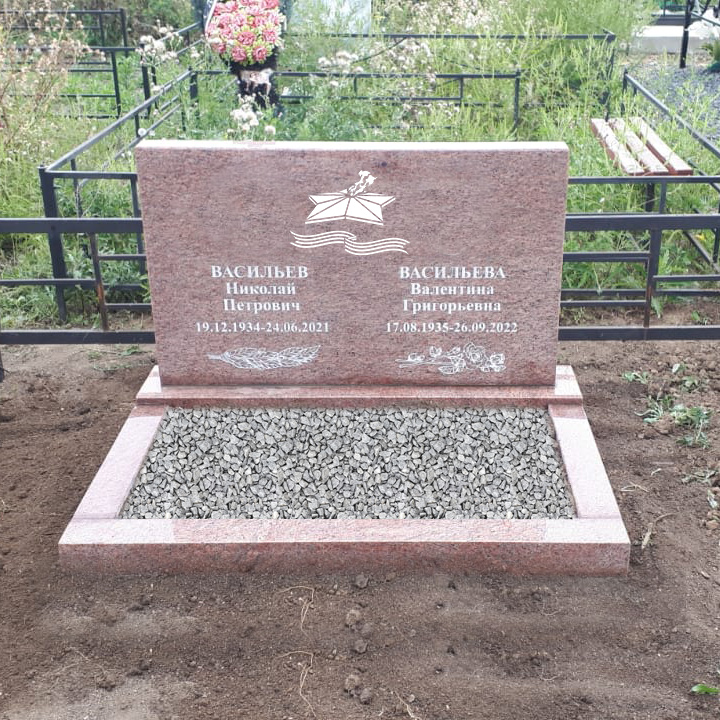 Горизонтальный памятник классической формы без портретов