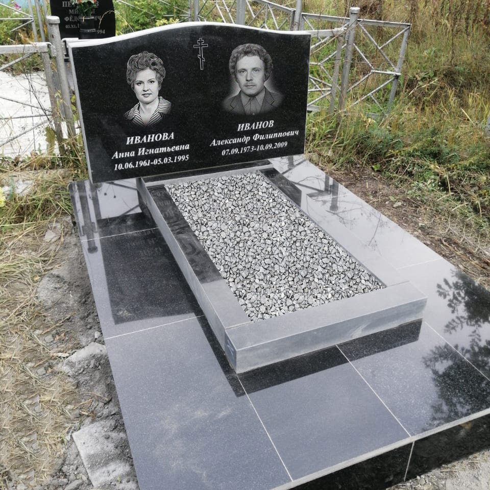 Горизонтальный памятник на двоих из чёрного гранита