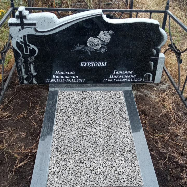 Памятник из чёрного карельского гранита с крестом, без портретов