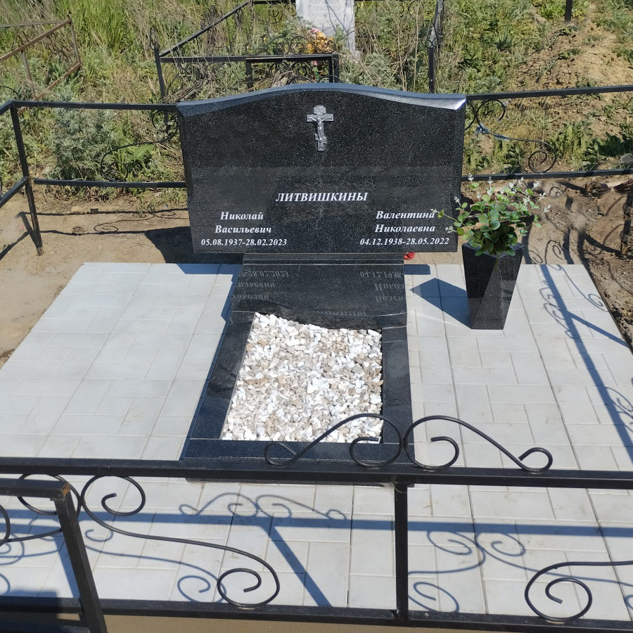 Полированный памятник в форме арки