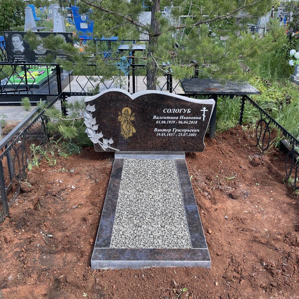 Памятник из коричневого гранита в форме открытой книги