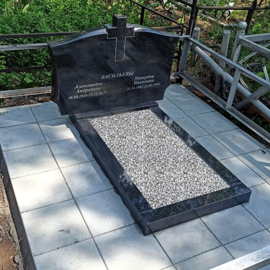 Памятник в форме открытой книги с вырезанным крестом