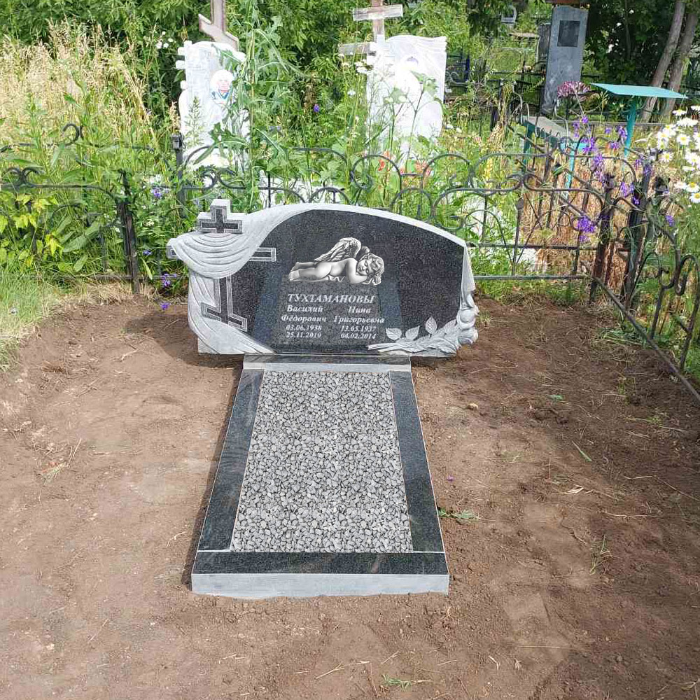 Горизонтальный памятник с резным крестом и полотном