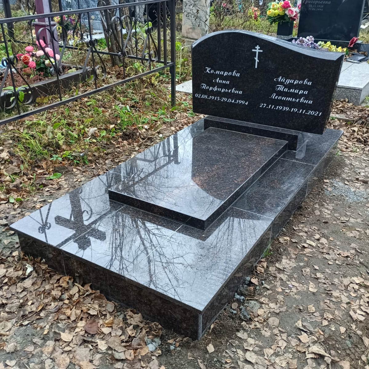 Резной памятник в форме волны