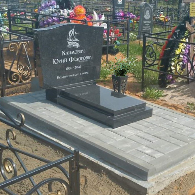 Горизонтальный памятник для моряка