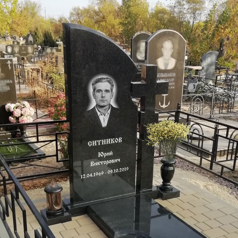 Эксклюзивный памятник из черного гранита с крестом для мужчины Эксклюзивный памятник