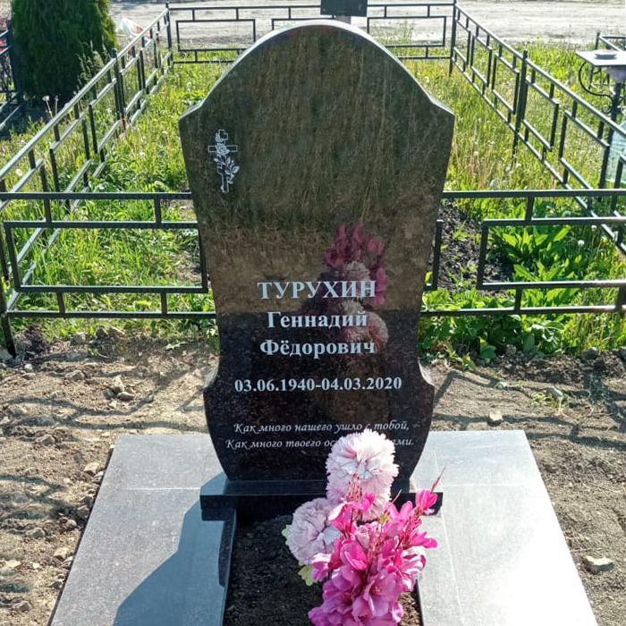 Фигурный памятник из карельского гранита