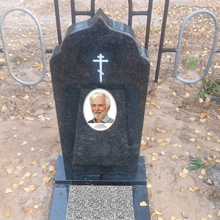 Гранитный памятник с фигурным куполом