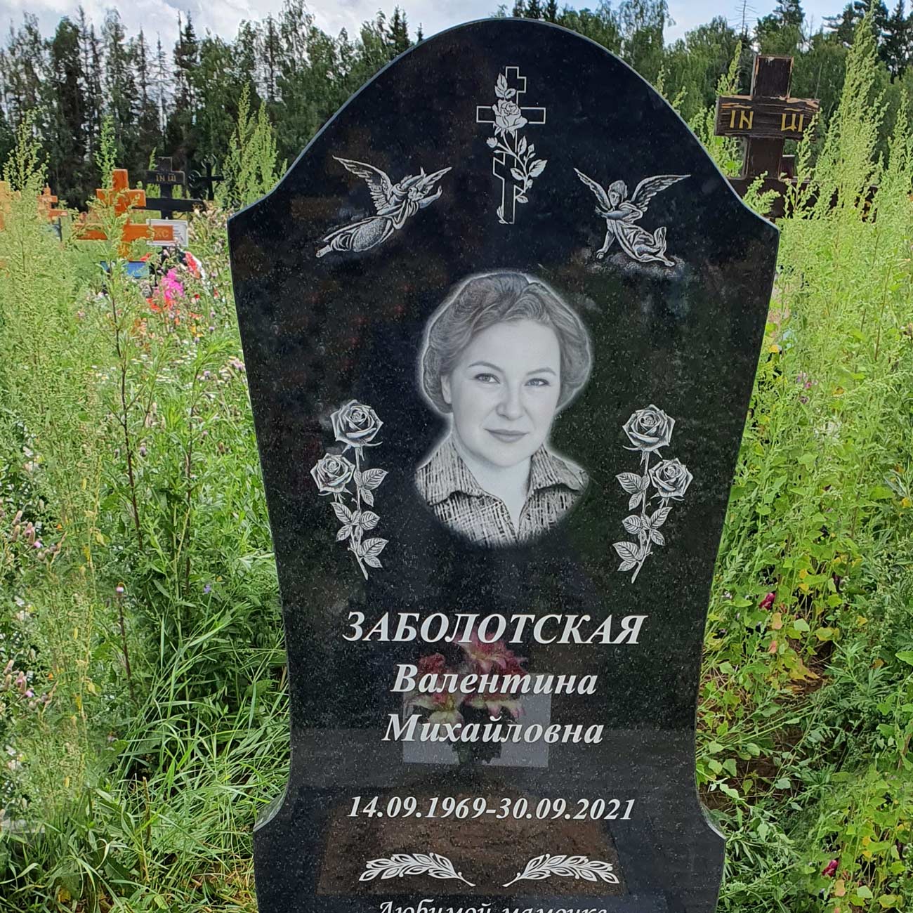 Женская модель памятника в виде купола