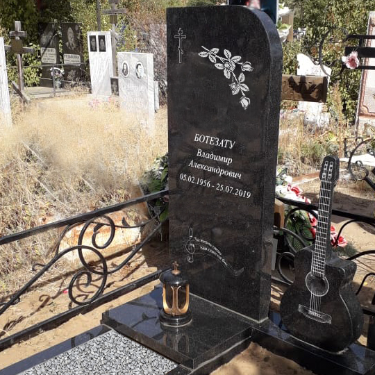 Фигурный памятник с плитой, неугасающей лампадой и гитарой Памятник с плитой
