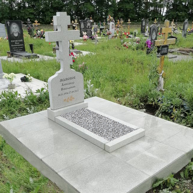 Памятник крест из серого гранита