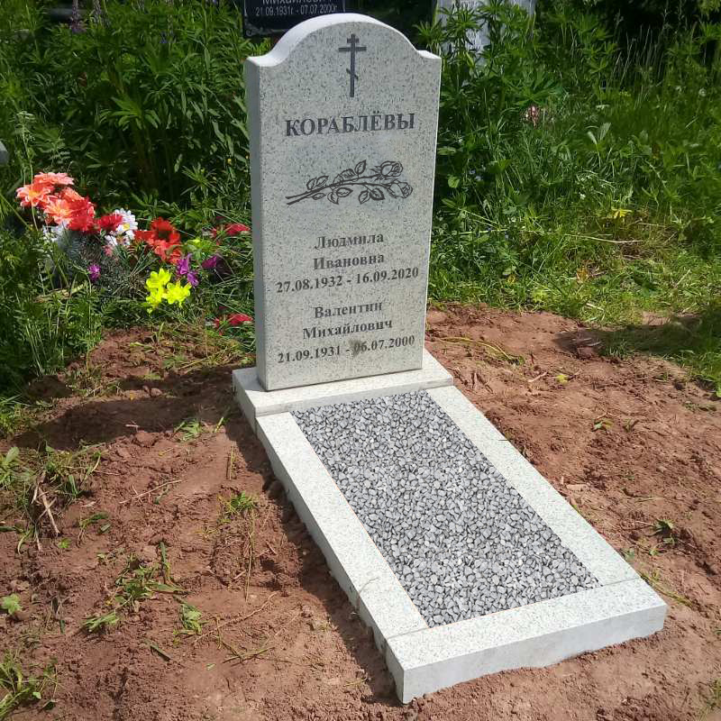 Памятник для двоих из серого гранита