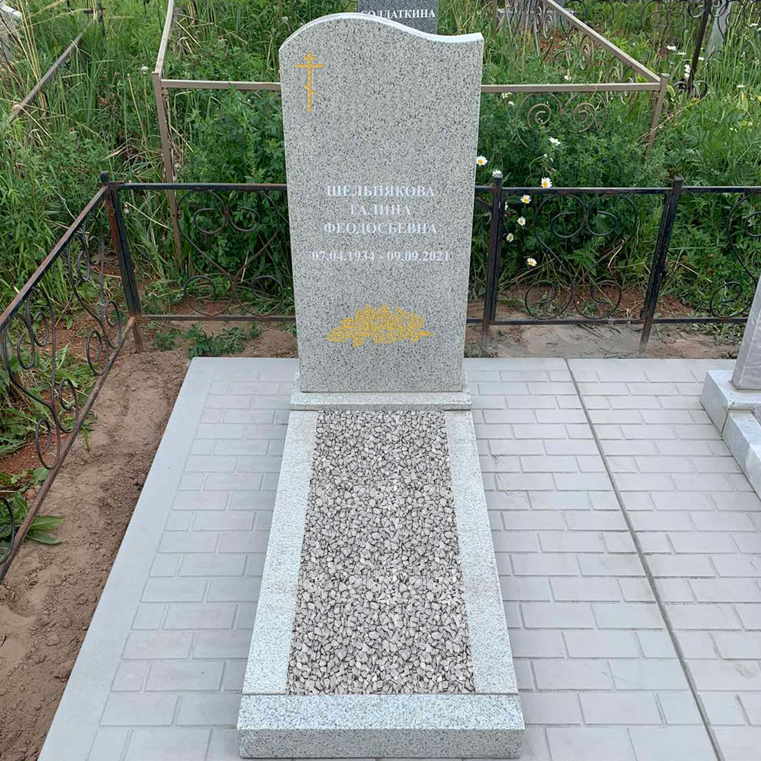 Памятник в форме волны с золотым рисунком