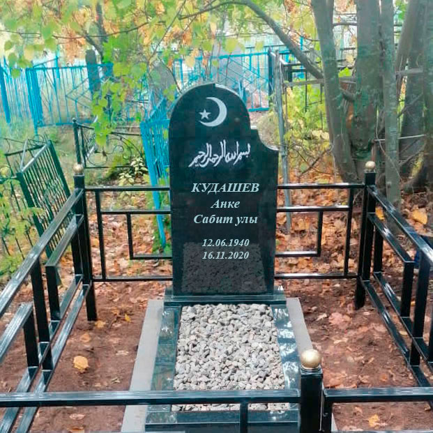 Мусульманский памятник из гранита