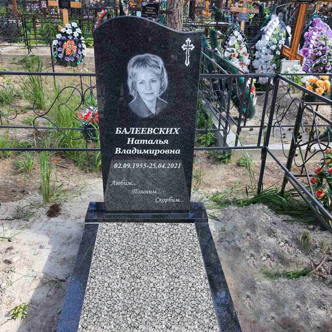 Фигурный памятник для женщины